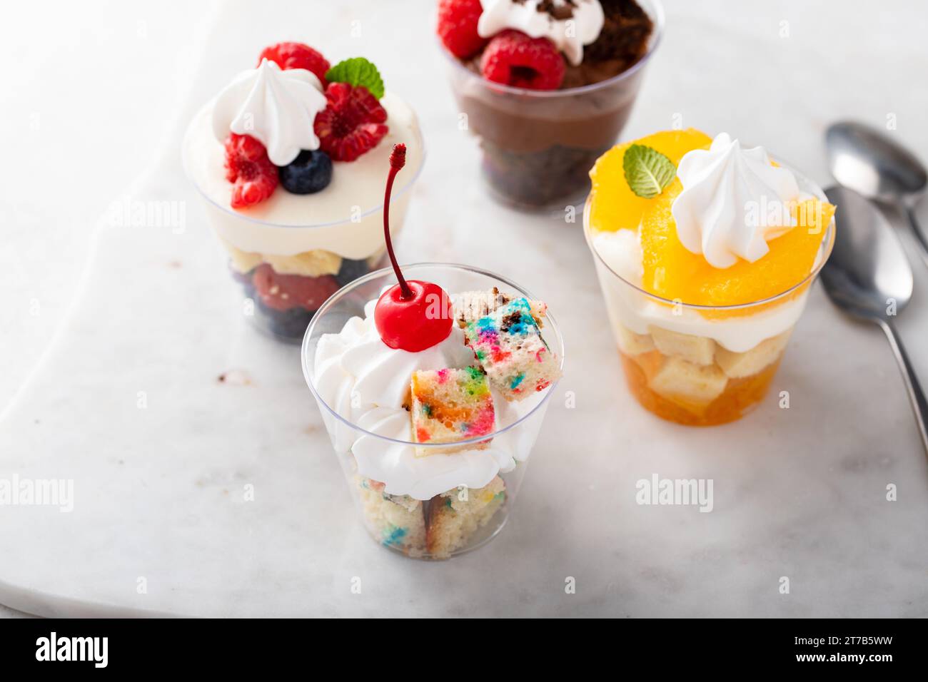 Varietà di dessert in tazze, dessert individuali in tazze per il catering Foto Stock