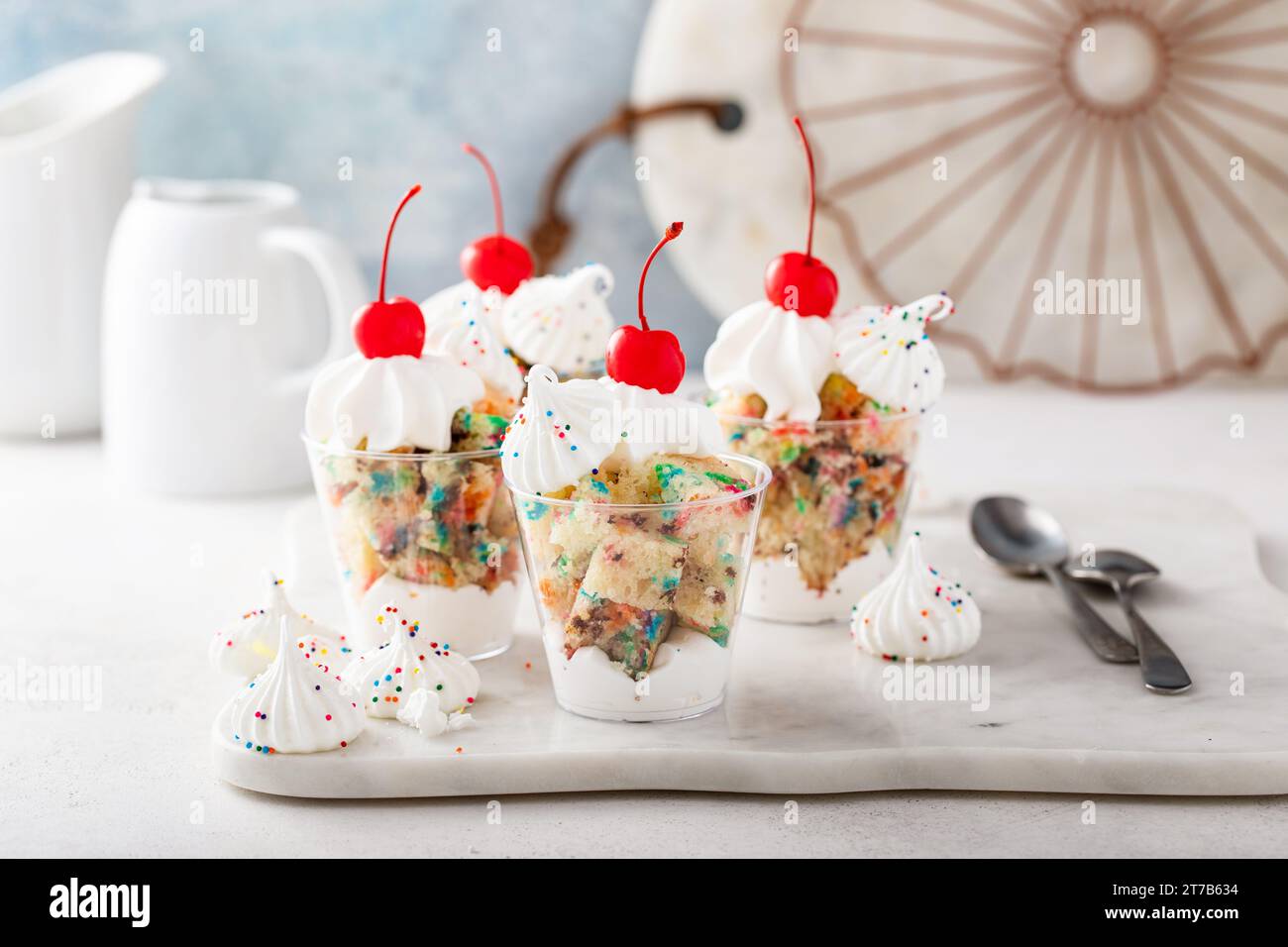 Parfait Funfetti con panna montata e ciliegia in cima Foto Stock