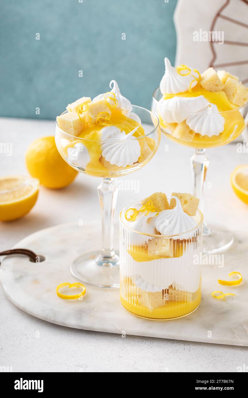 Parfait di limone o eton mess con cagliata di limone, baci di meringa, panna montata e torta da chilogrammi Foto Stock