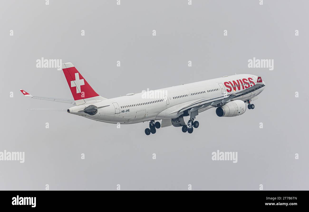 Swiss International Airlines Ein Airbus A330-343X von Swiss International Airlines startet von Startbahn 16 des sich in winterlicher Landschaft befindlichen Flughafen Zürich. Registrazione HB-JHE. Zürich, Schweiz, 18.12.2022 *** Swiss International Airlines un Airbus A330 343X di Swiss International Airlines decolla dalla pista 16 dell'aeroporto di Zurigo registrazione HB JHE Zurigo, Svizzera, 18 12 2022 in un paesaggio incontaminato credito: Imago/Alamy Live News Foto Stock