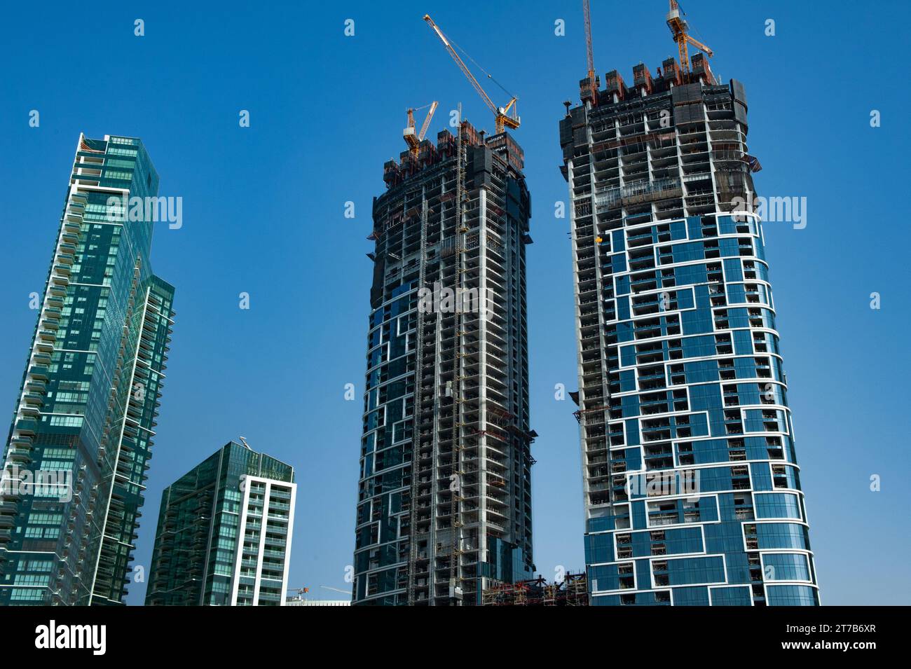 Dubai, Emirati Arabi Uniti. 2 luglio 2019 moderni grattacieli, edifici in costruzione sul fronte mare, Dubai, Emirati Arabi Uniti Foto Stock