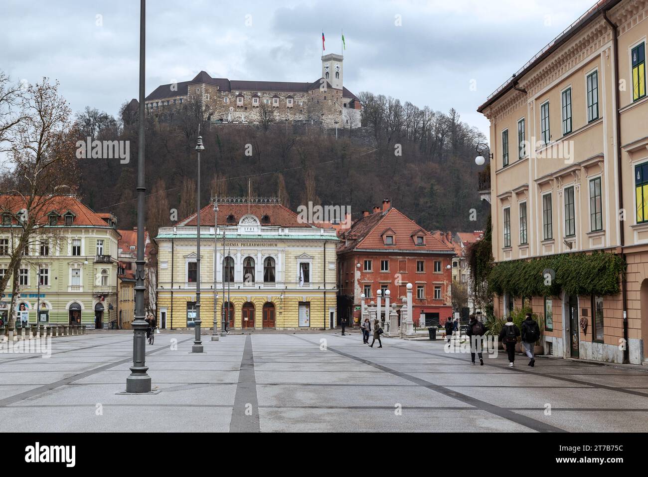 LJUBLIANA, SLOVENIA - 7 MARZO 2023: Piazza del Congresso è il centro storico della capitale slovena che si affaccia sul castello di Lubiana. Foto Stock