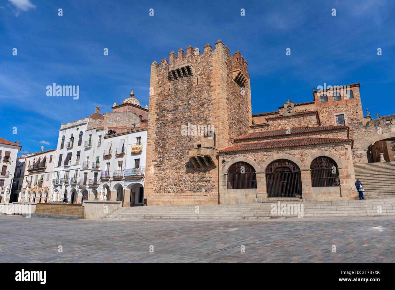 Europa, Spagna, Estremadura, Cáceres, la Cappella Ermita de la Paz e la Torre de Bujaco sulla Plaza Mayor Foto Stock