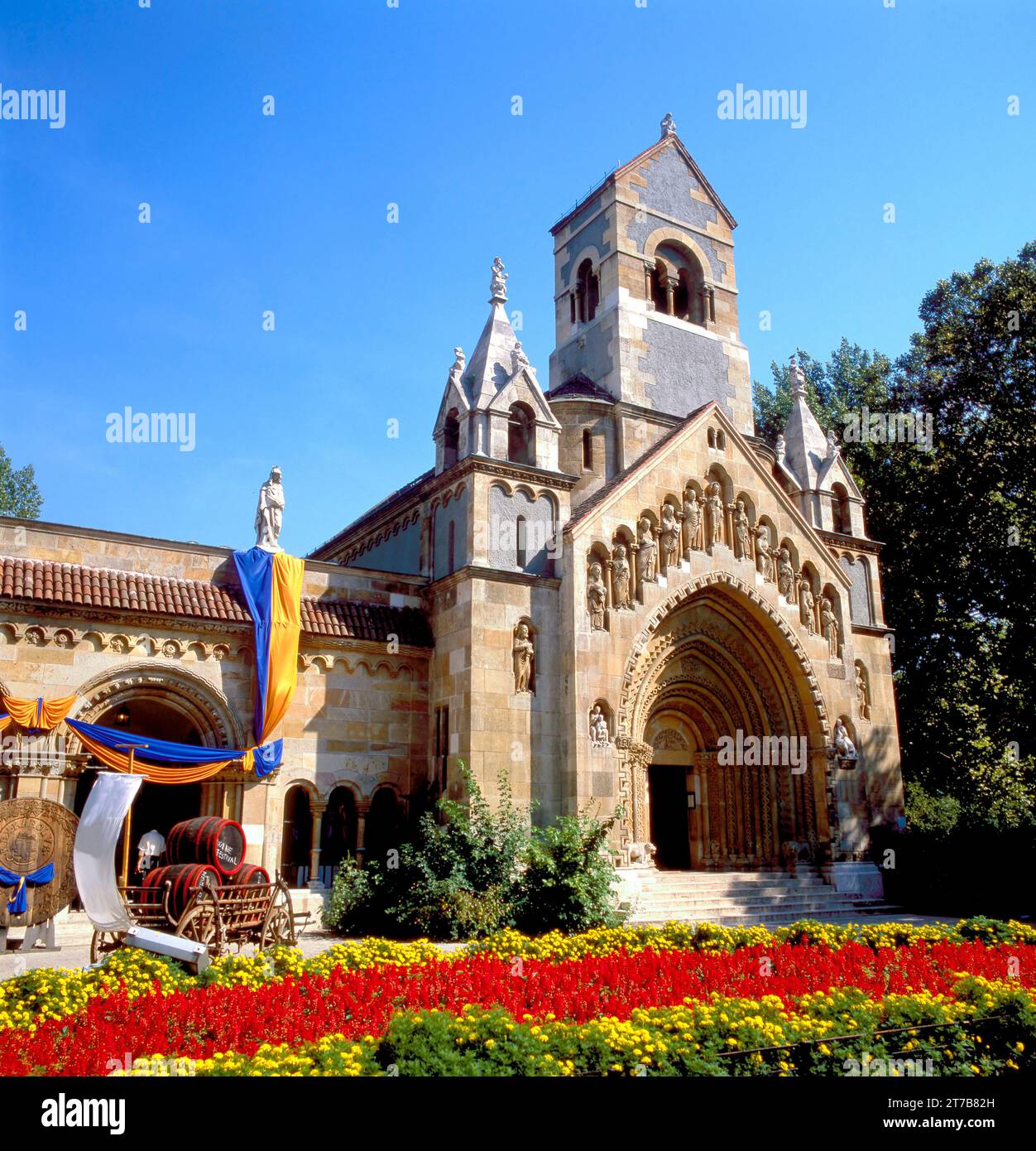 EGER, UNGHERIA - 06 LUGLIO 2023: Foto del castello di Vajdahunyad (ungherese-Vajdahunyad vara) durante il festival del vino di Eger. Questo e' un castello nella citta' Foto Stock