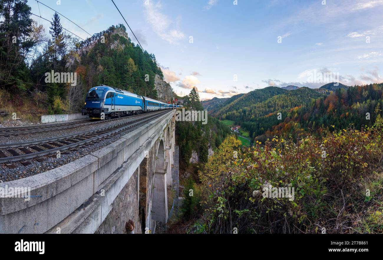 Breitenstein: Semmeringbahn (ferrovia di Semmering), viadotto Krausel-Klause-Viadukt, parete rocciosa Spießwand, colori autunnali, treno Railjet di CD (Ceske drahy) Foto Stock