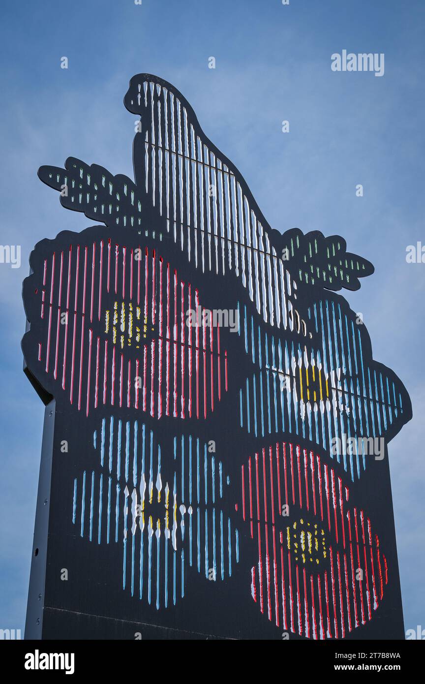 Un'opera d'arte moderna all'esterno del D-Day Museum di Brian Kidd Way, Southsea, Portsmouth, Hampshire, Inghilterra, REGNO UNITO. Foto Stock