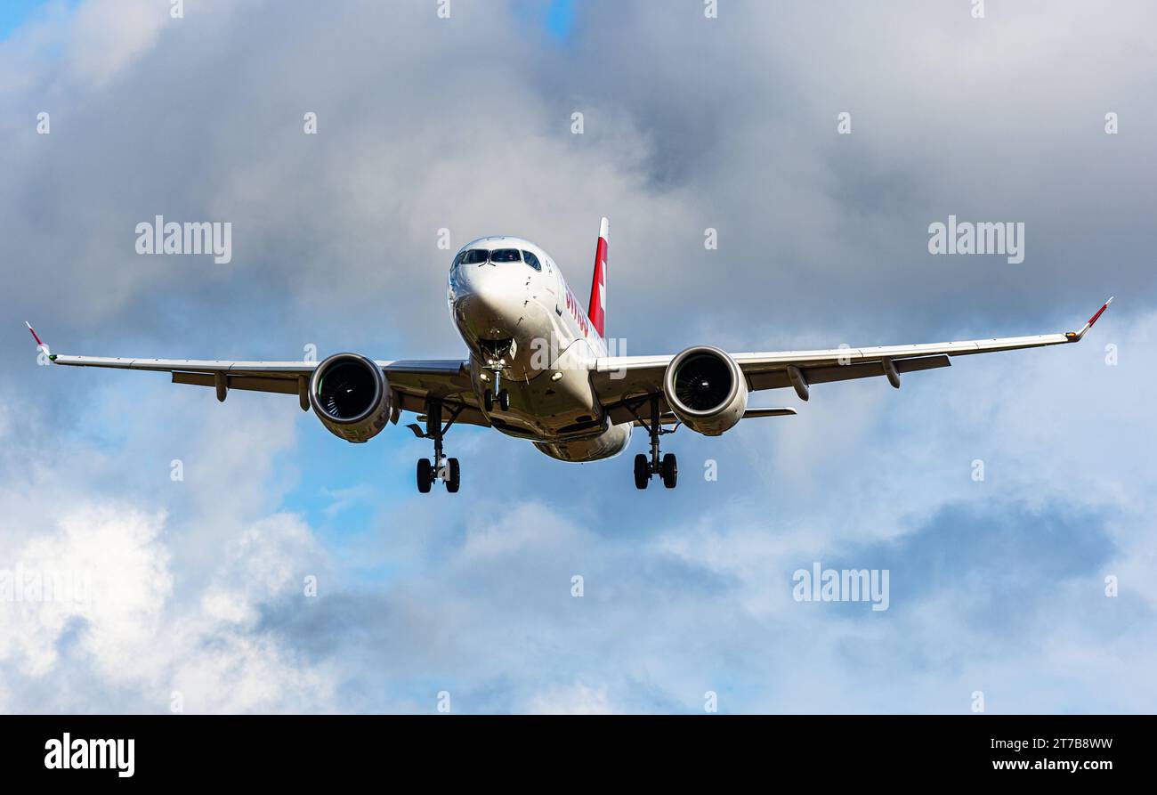 Swiss International Airlines Ein Airbus A220-100 von Swiss International Airlines befindet sich im Landeanflug auf den Flughafen Zürich. Registrazione HB-JBB. Zürich, Schweiz, 02.10.2022 *** Swiss International Airlines un Airbus A220 100 di Swiss International Airlines si avvicina all'aeroporto di Zurigo registrazione HB JBB Zurigo, Svizzera, 02 10 2022 credito: Imago/Alamy Live News Foto Stock