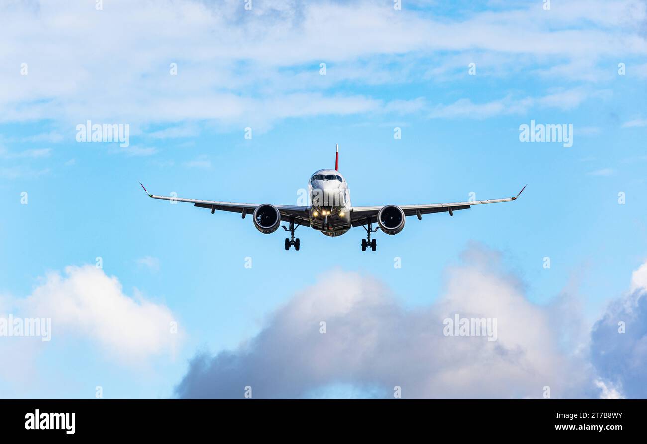 Swiss International Airlines Ein Airbus A220-100 von Swiss International Airlines befindet sich im Landeanflug auf den Flughafen Zürich. Registrazione HB-JBB. Zürich, Schweiz, 02.10.2022 *** Swiss International Airlines un Airbus A220 100 di Swiss International Airlines si avvicina all'aeroporto di Zurigo registrazione HB JBB Zurigo, Svizzera, 02 10 2022 credito: Imago/Alamy Live News Foto Stock