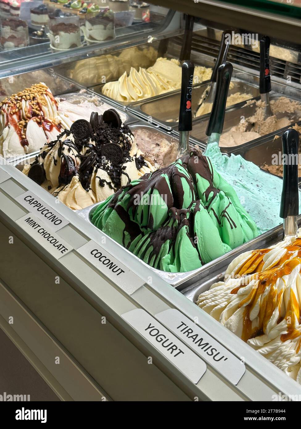 Una gamma di vassoi colorati per gelato con una varietà di sapori Foto Stock
