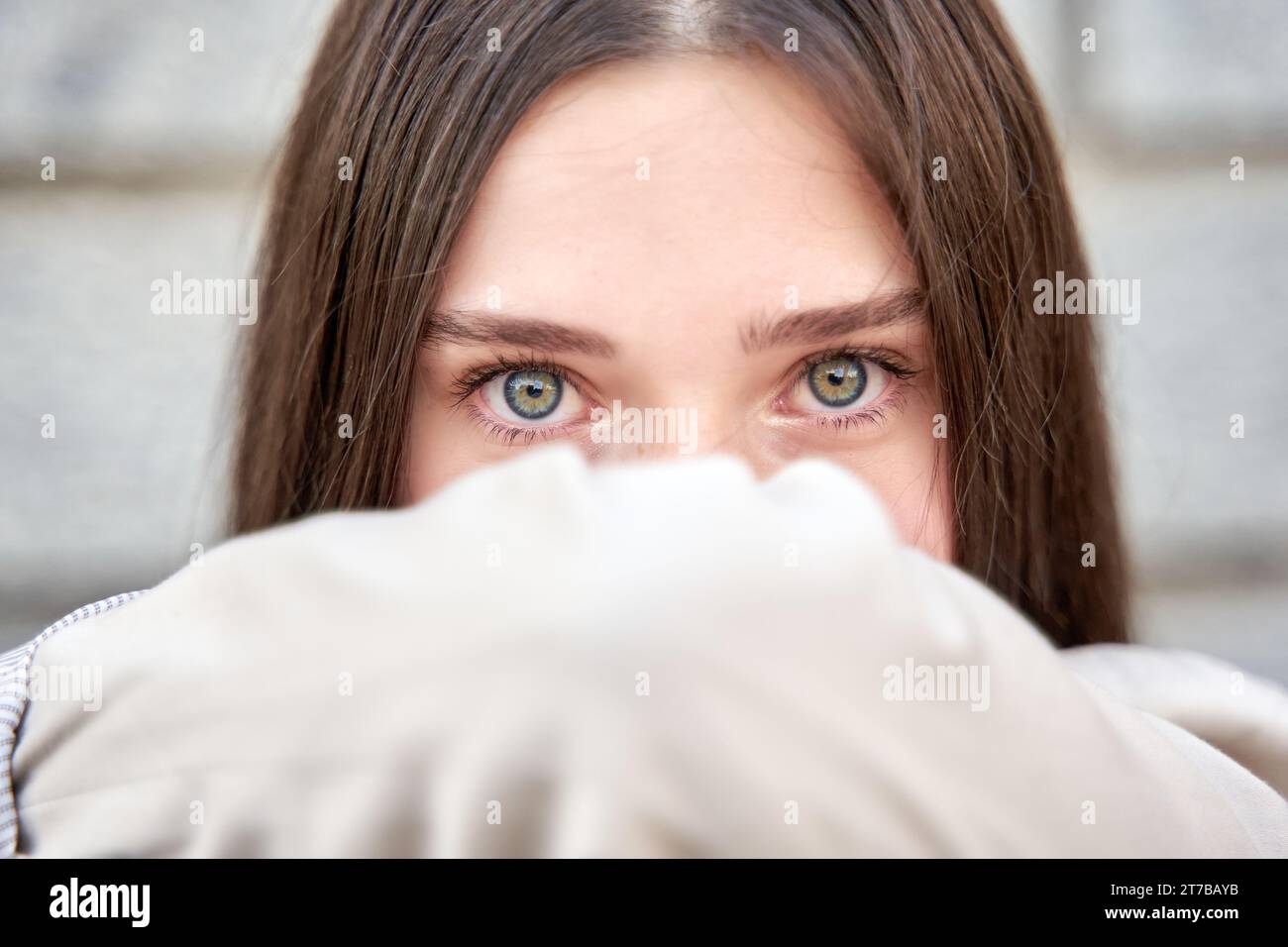 Retrato en primer plano de una mujer con hermosos ojos azules Foto Stock