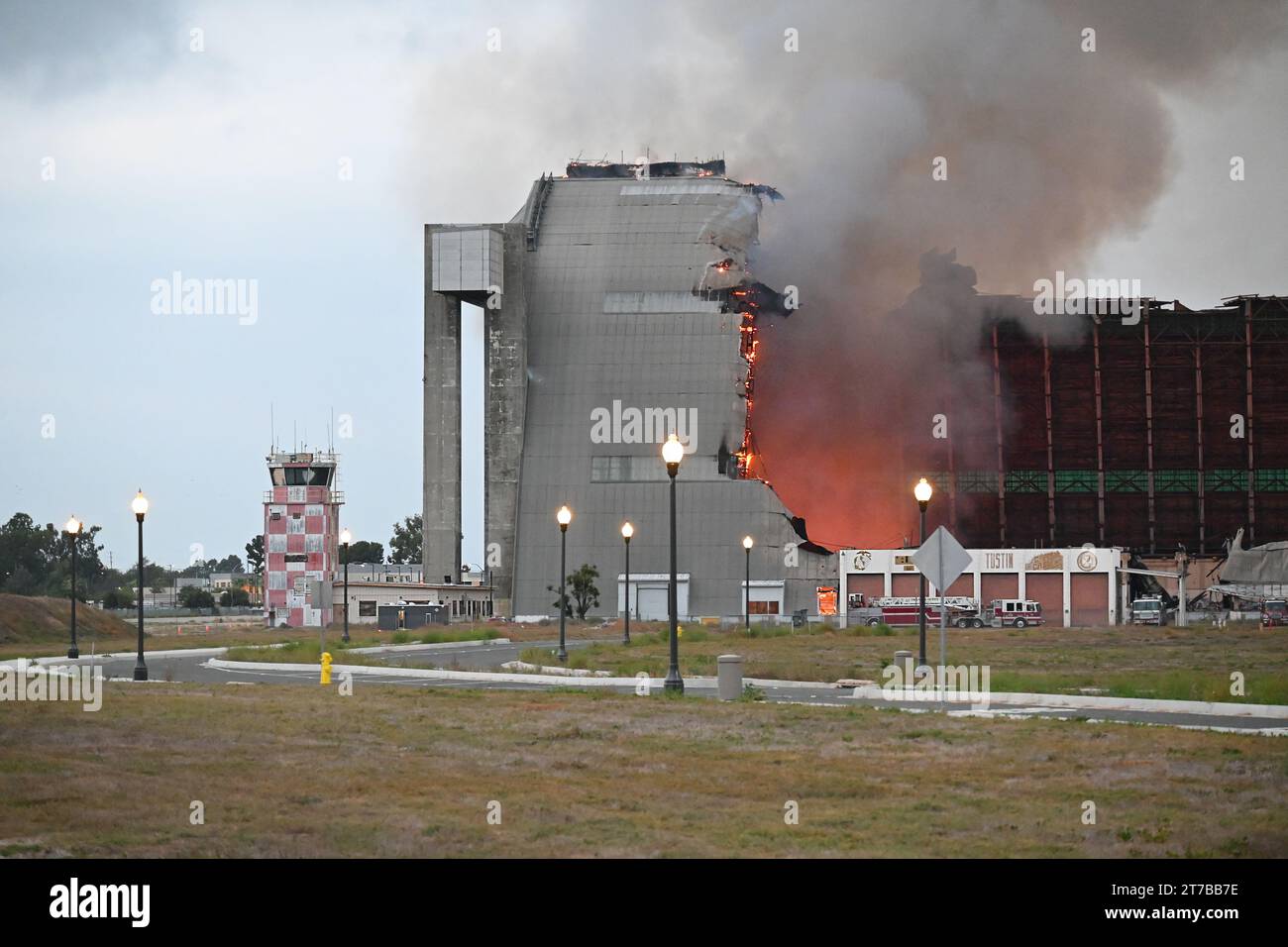 TUSTIN, CALIFORNIA - 7 Nov 2023: Il Tustin MCAS Blimp hangar fuoco, la mattina presto del giorno in cui è iniziato. Foto Stock
