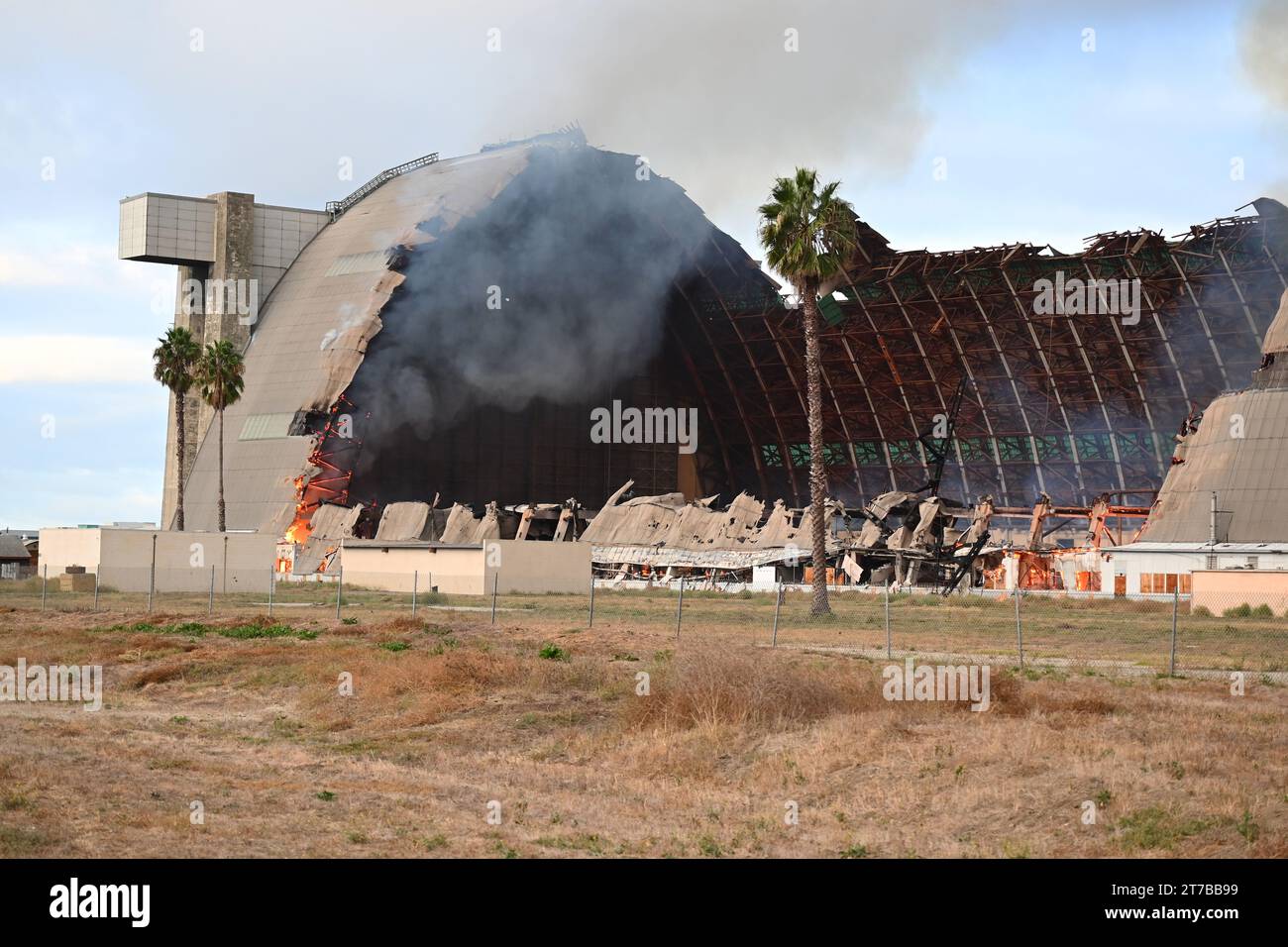 TUSTIN, CALIFORNIA - 7 Nov 2023: Il Tustin MCAS Blimp hangar fuoco, la mattina è iniziato. Foto Stock