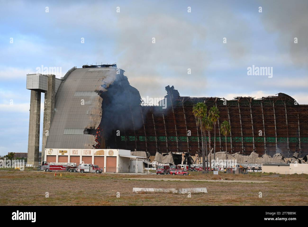TUSTIN, CALIFORNIA - 7 novembre 2023: Il Tustin MCAS Blimp hangar Fire. Foto Stock