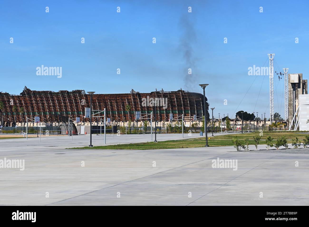 TUSTIN, CALIFORNIA - 13 novembre 2023: Il Tustin USMCAS Blimp Hangar Fire visto dalla Legacy Magnet Academy, chiuso a causa della dannosa qualità dell'aria. Foto Stock