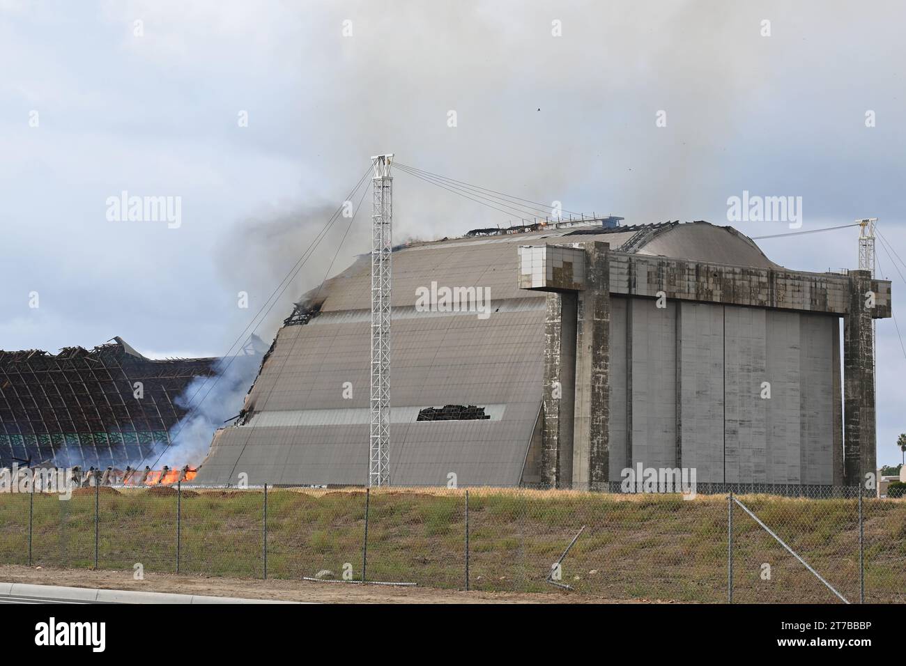 TUSTIN, CALIFORNIA - 7 novembre 2023: Il Tustin MCAS Blimp hangar Fire. Foto Stock