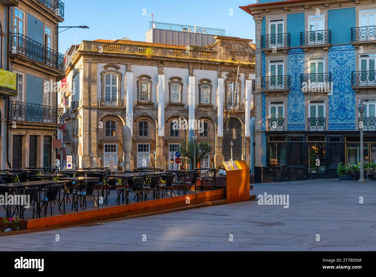 Caffè sul marciapiede nel centro della città di Porto con edifici colorati senza nessuno. Architettura medievale con ristorante vuoto nel centro di Oporto Foto Stock