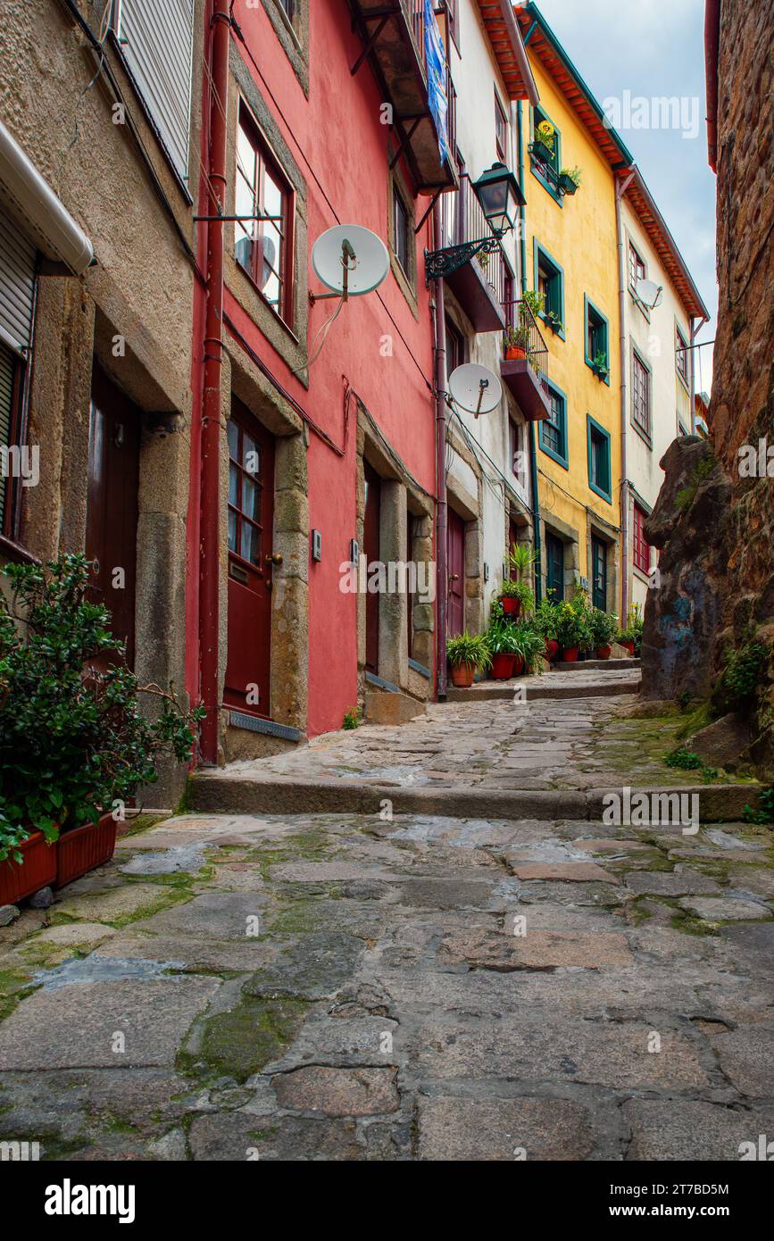 Strada stretta medievale con edifici colorati nella città vecchia di Porto, Portogallo, senza nessuno. Architettura medievale del centro di Oporto. Verticale Foto Stock