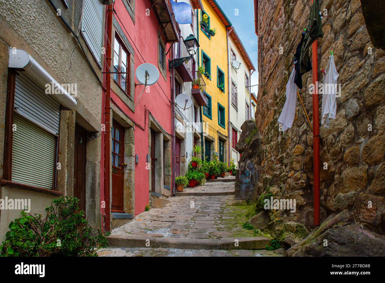 Strada stretta medievale con edifici colorati nella città vecchia di Porto, Portogallo, senza nessuno. Architettura medievale del centro di Oporto. Viaggi Foto Stock