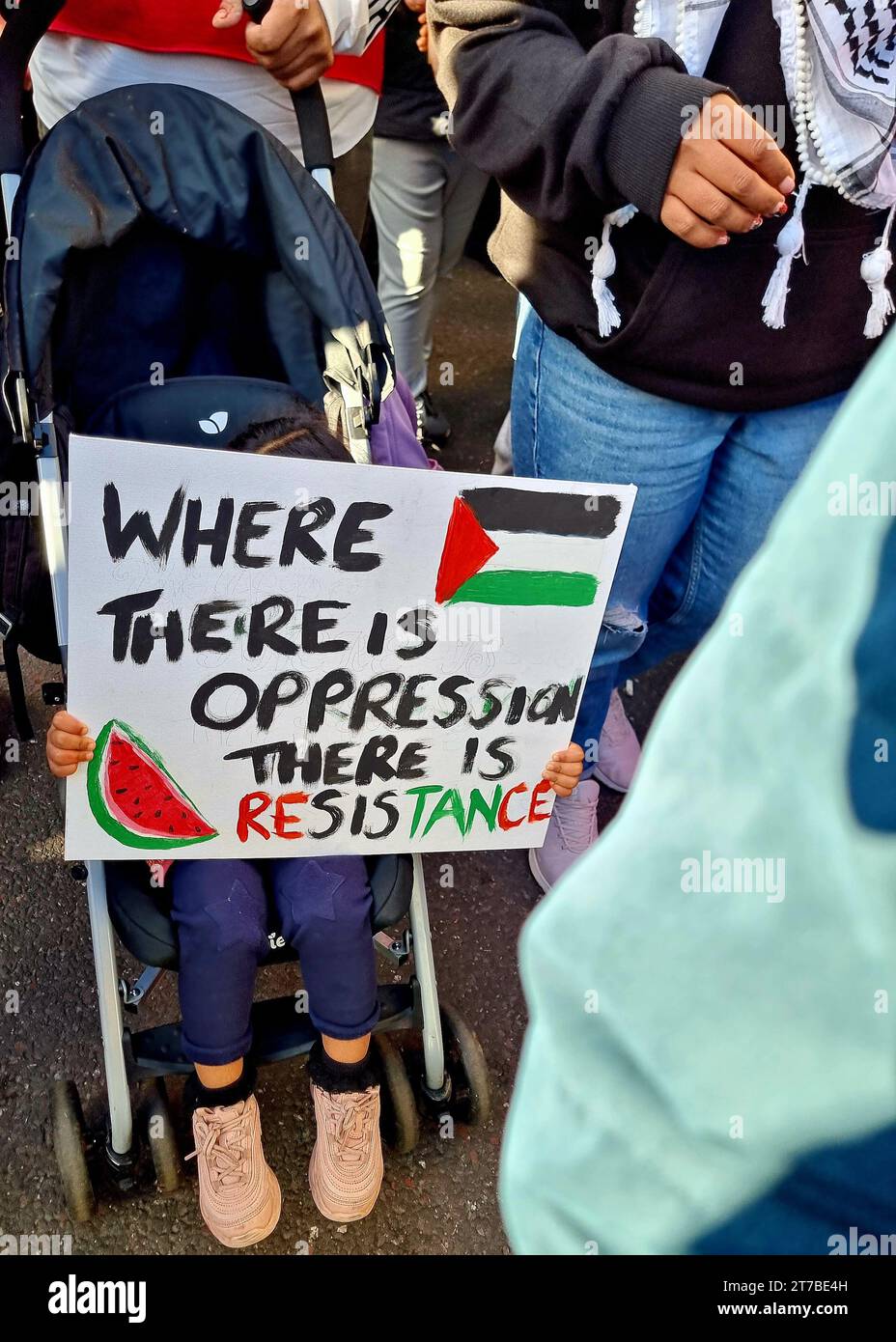 Oltre 300.000 pro-palestinesi hanno marciato da Hyde Park all'ambasciata degli Stati Uniti a Londra, nel pomeriggio dell'11 novembre 2023, protestando contro la guerra e sollecitando un immediato cessate il fuoco. Regno Unito. Foto Stock