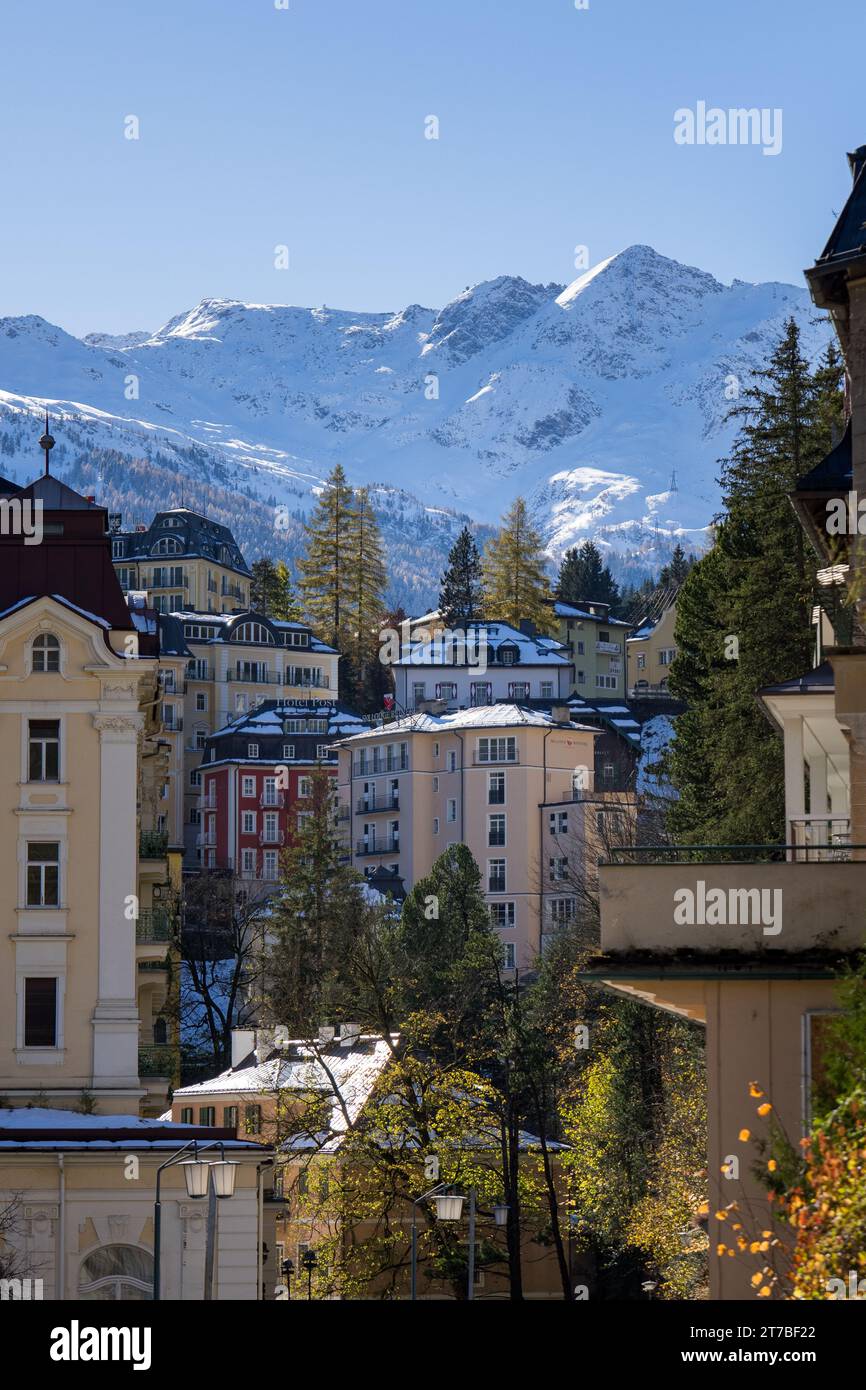 Paesaggio urbano autunnale con sfondo innevato, Bad Gastein, St Johann im Pongau, Salisburgo, Austria Foto Stock