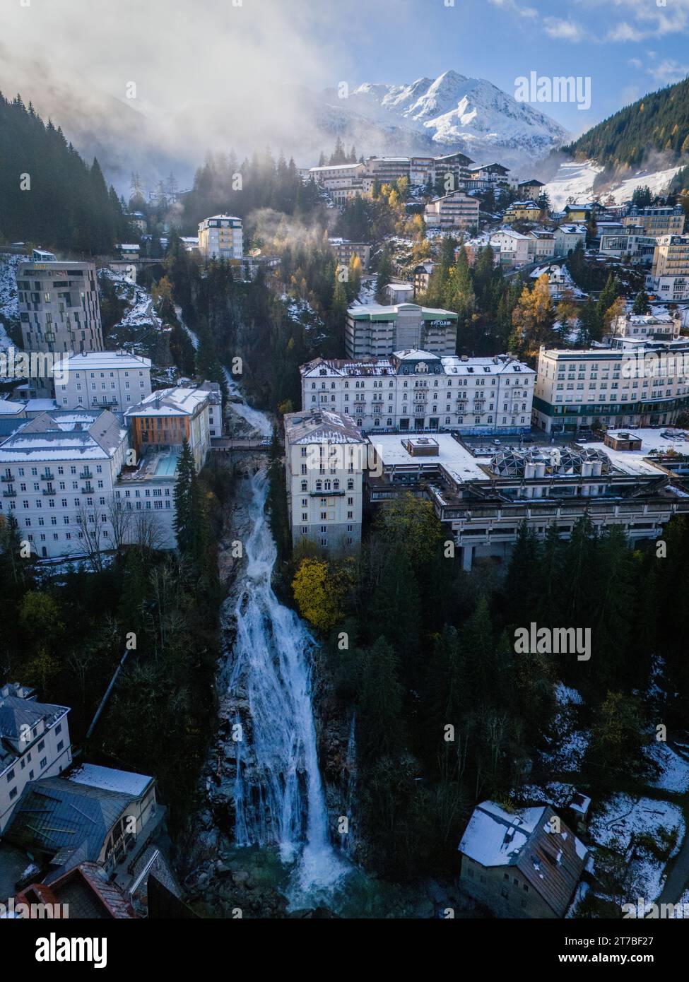 Paesaggio urbano autunnale aereo con sfondo innevato, Bad Gastein, St Johann im Pongau, Salisburgo, Austria Foto Stock