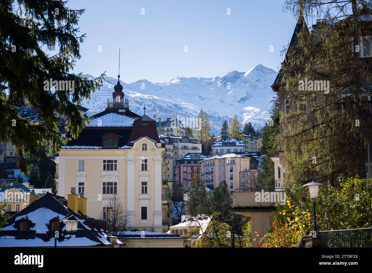 Paesaggio urbano autunnale con sfondo innevato, Bad Gastein, St Johann im Pongau, Salisburgo, Austria Foto Stock
