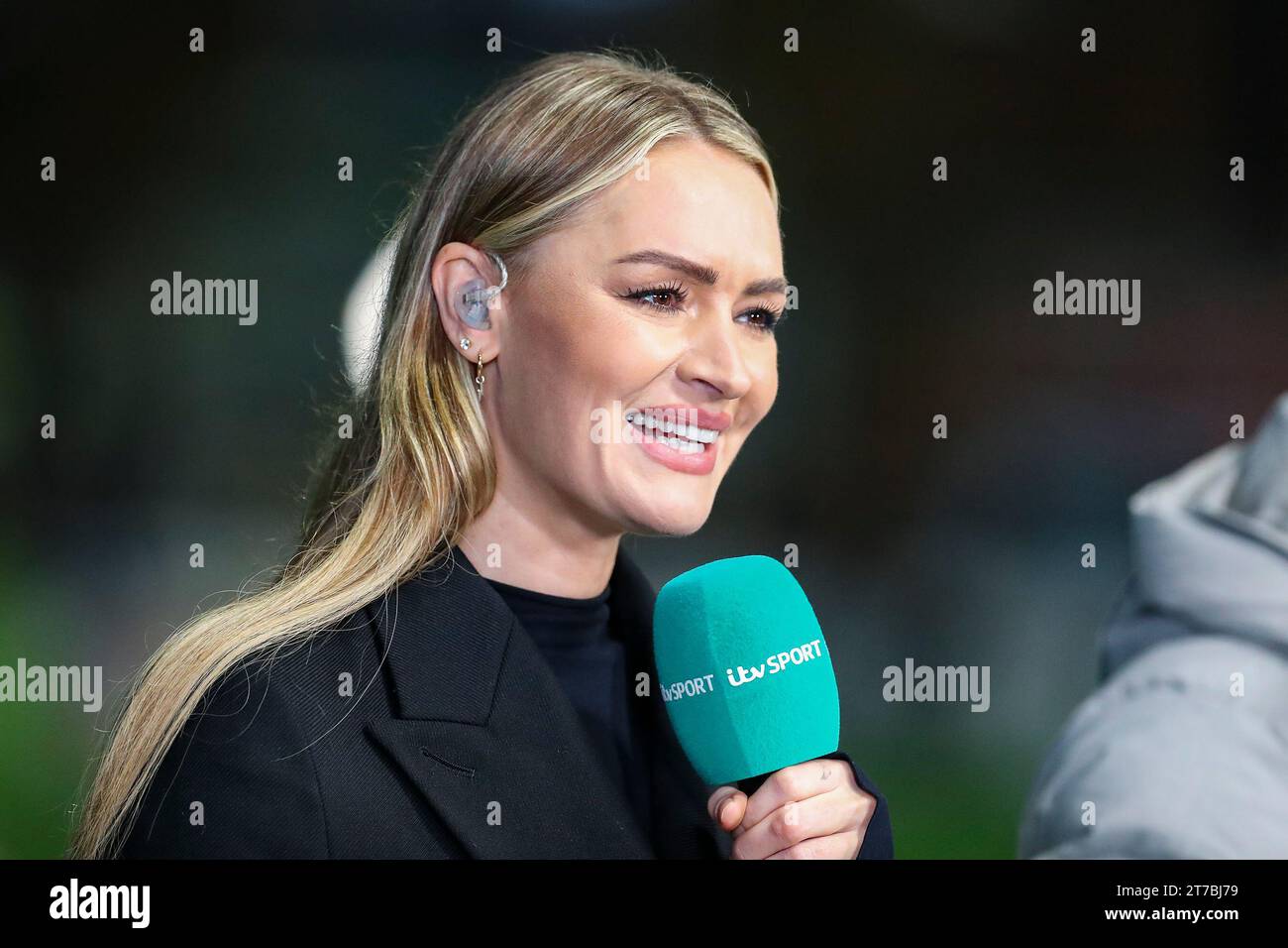 Horsham, Regno Unito. 14 novembre 2023. Laura Woods ITV Presenter durante la partita di replay del primo round Horsham FC vs Barnsley FC Emirates fa Cup al Camping World Community Stadium, Horsham, Inghilterra, Regno Unito il 14 novembre 2023 credito: Every Second Media/Alamy Live News Foto Stock