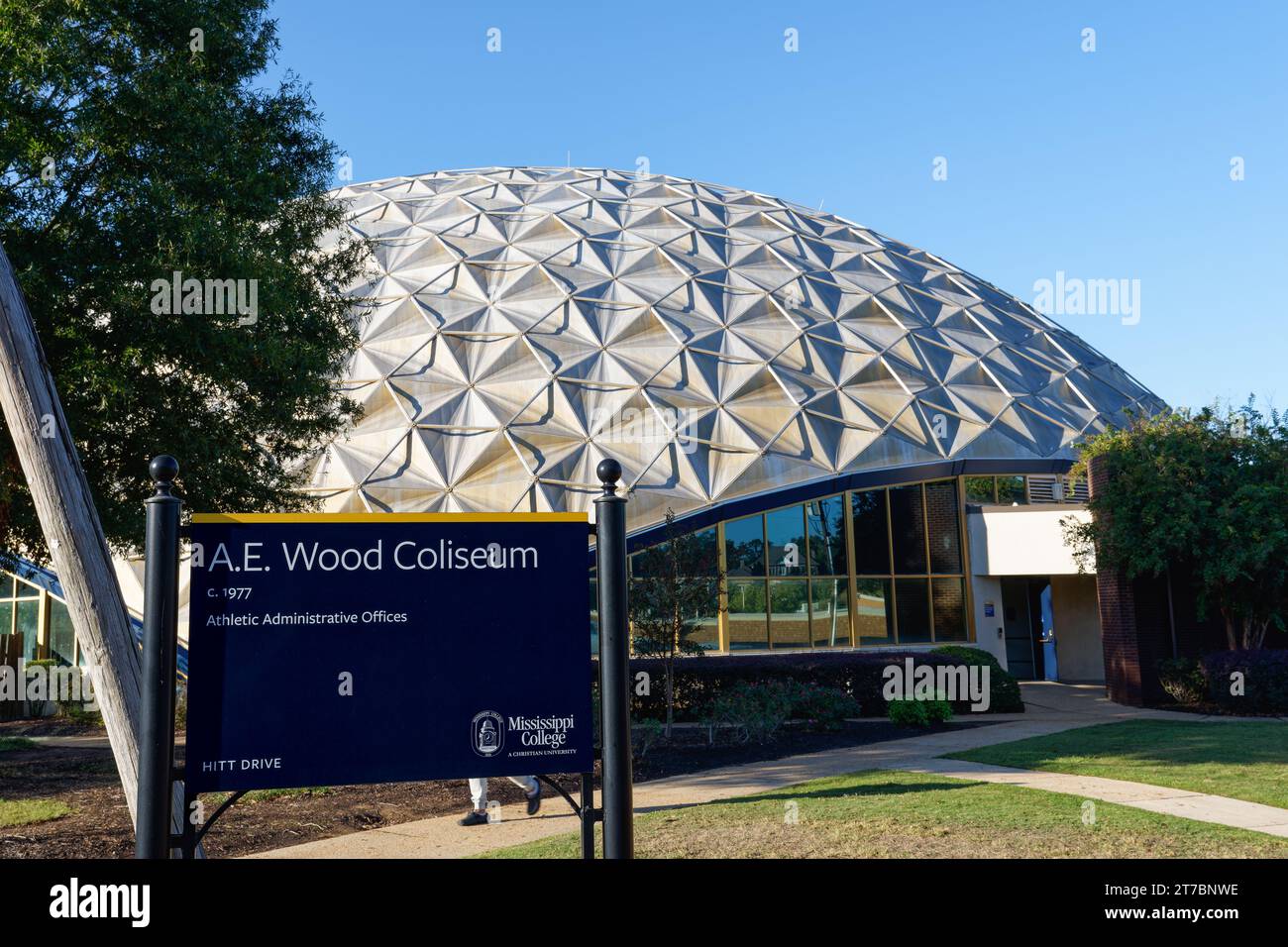 Clinton, Mississippi - 18 ottobre 2023: A.E. Wood Coliseum Building al Mississippi College. È indicato come la "Cupola d'Oro" perché è uno di Foto Stock