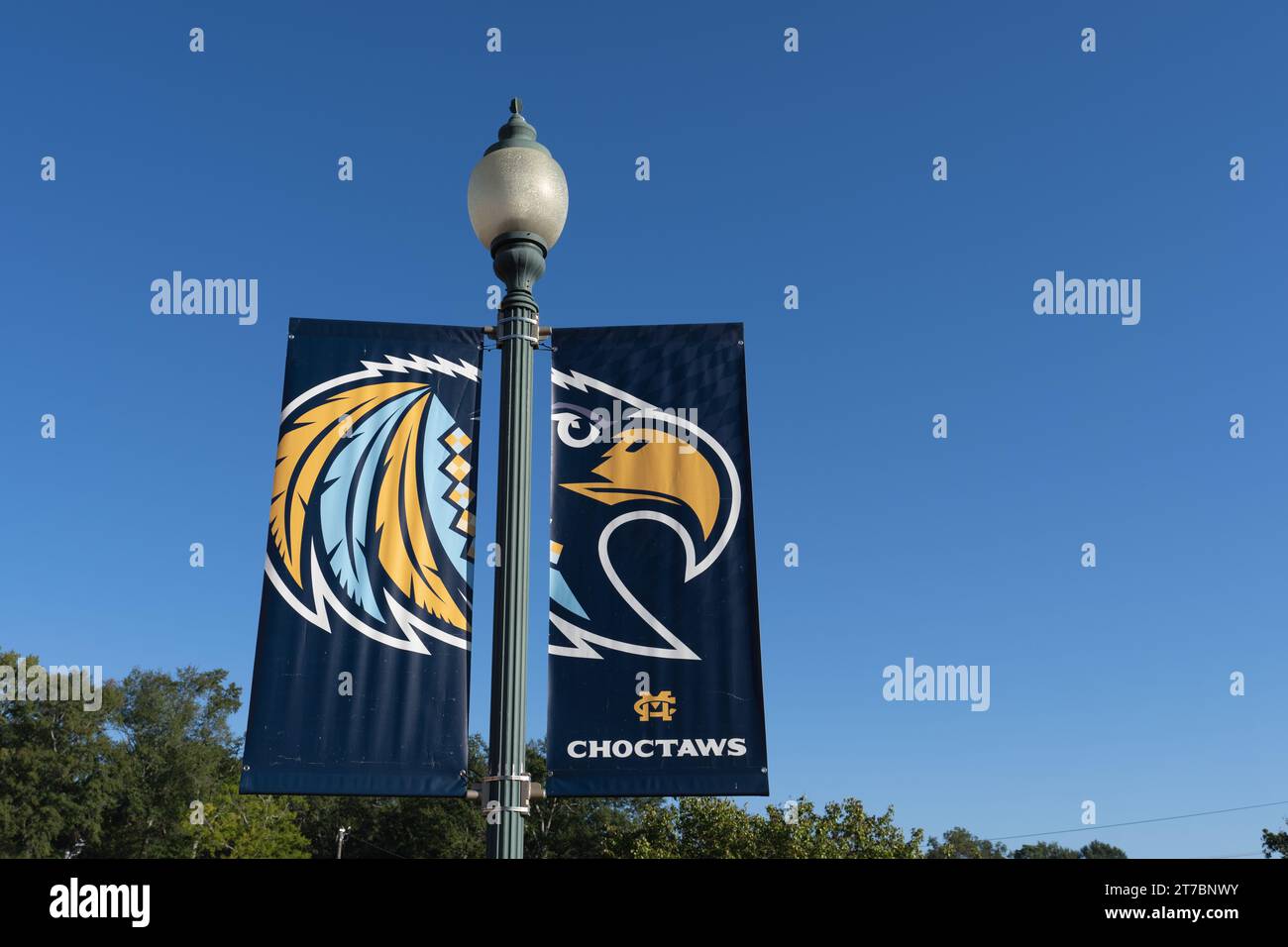 Clinton, Mississippi - 18 ottobre 2023: Banner per le squadre atletiche Choctaws al Mississippi College. La tribù locale Choctaw ha approvato l'uso di t Foto Stock