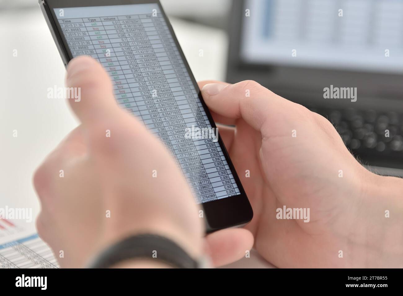 Un uomo d'affari controlla i dati aziendali sul cellulare. Concetto di successo aziendale e finanziario. Primo piano Foto Stock