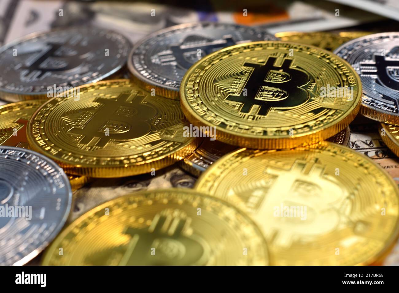 Primo piano di denaro bitcoin d'oro e d'argento. Concetto di pagamento e denaro virtuale. Foto Stock