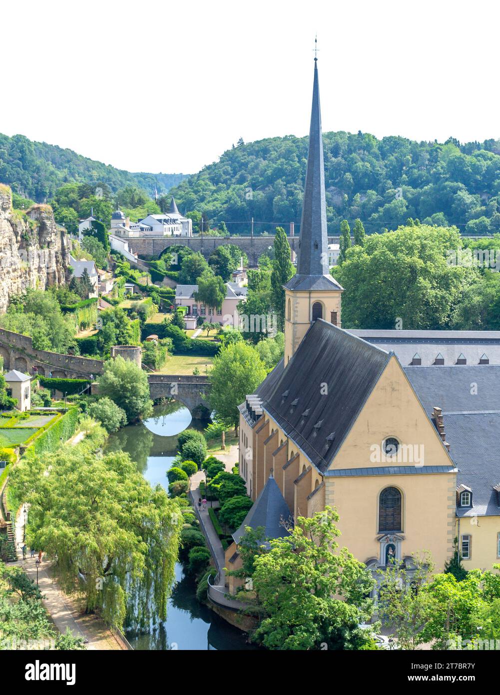 Abbazia di Neumünster e fiume Alzette da Chemin de la Corniche, Grund Quartier, Città di Lussemburgo, Lussemburgo Foto Stock