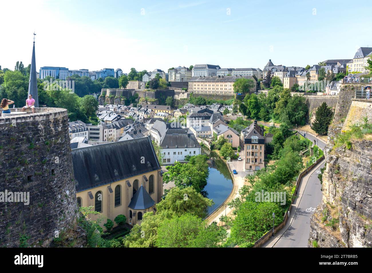 Vista del quartiere di Grund e del fiume Alzette dal Monte de Clausen, dal quartiere di Grund, dalla città di Lussemburgo, Lussemburgo Foto Stock