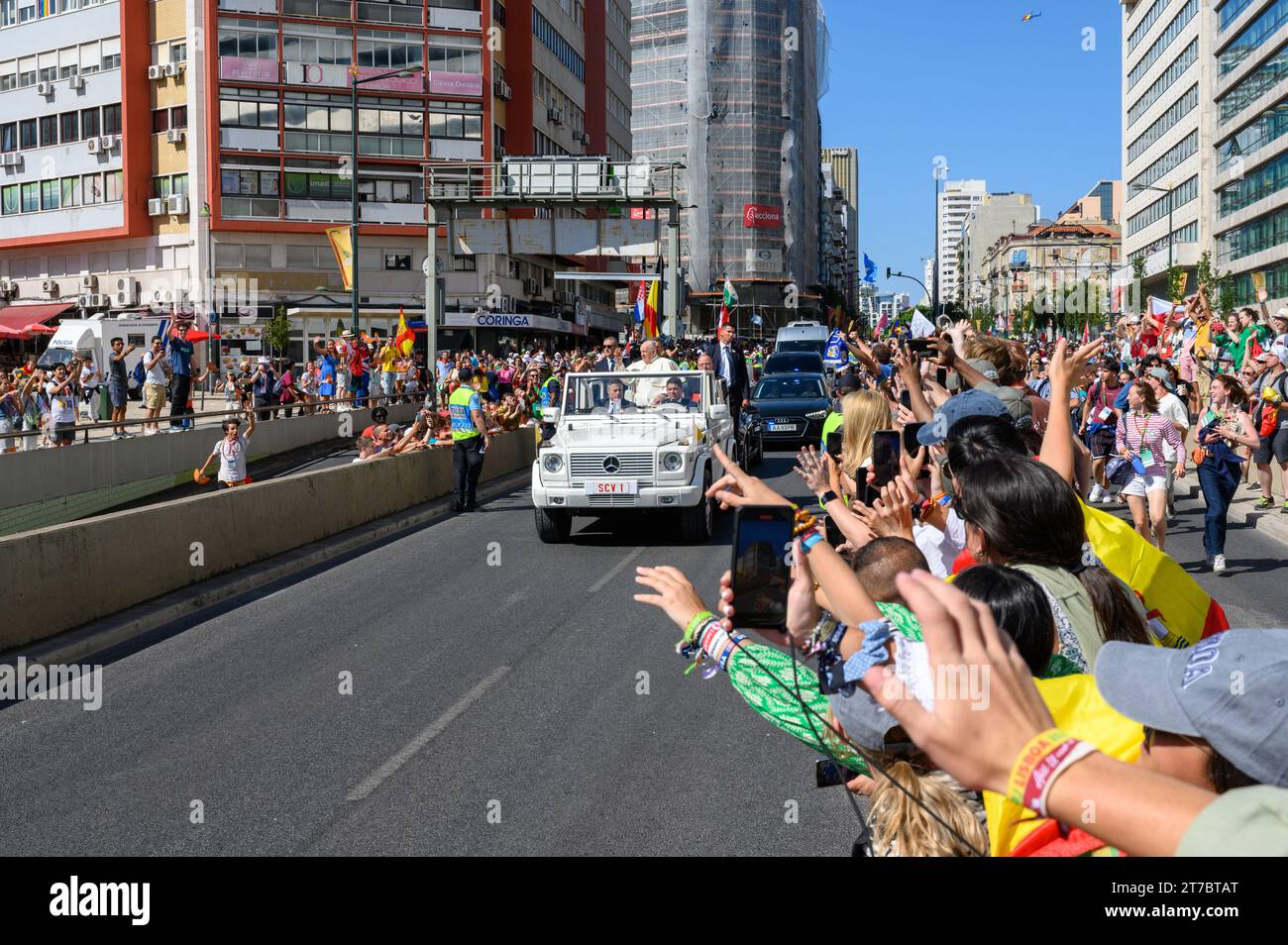 Papa Francesco nel suo popemobile salutato dai pellegrini in occasione della cerimonia di benvenuto delle Giornate Mondiali della Gioventù 2023 a Lisbona, Portogallo. Foto Stock
