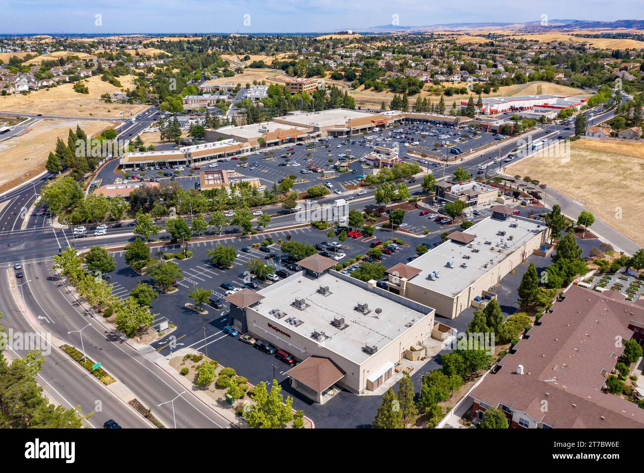 Immagini di droni su un centro commerciale ad Antioch, California. Con auto nel parcheggio e luci stradali Foto Stock