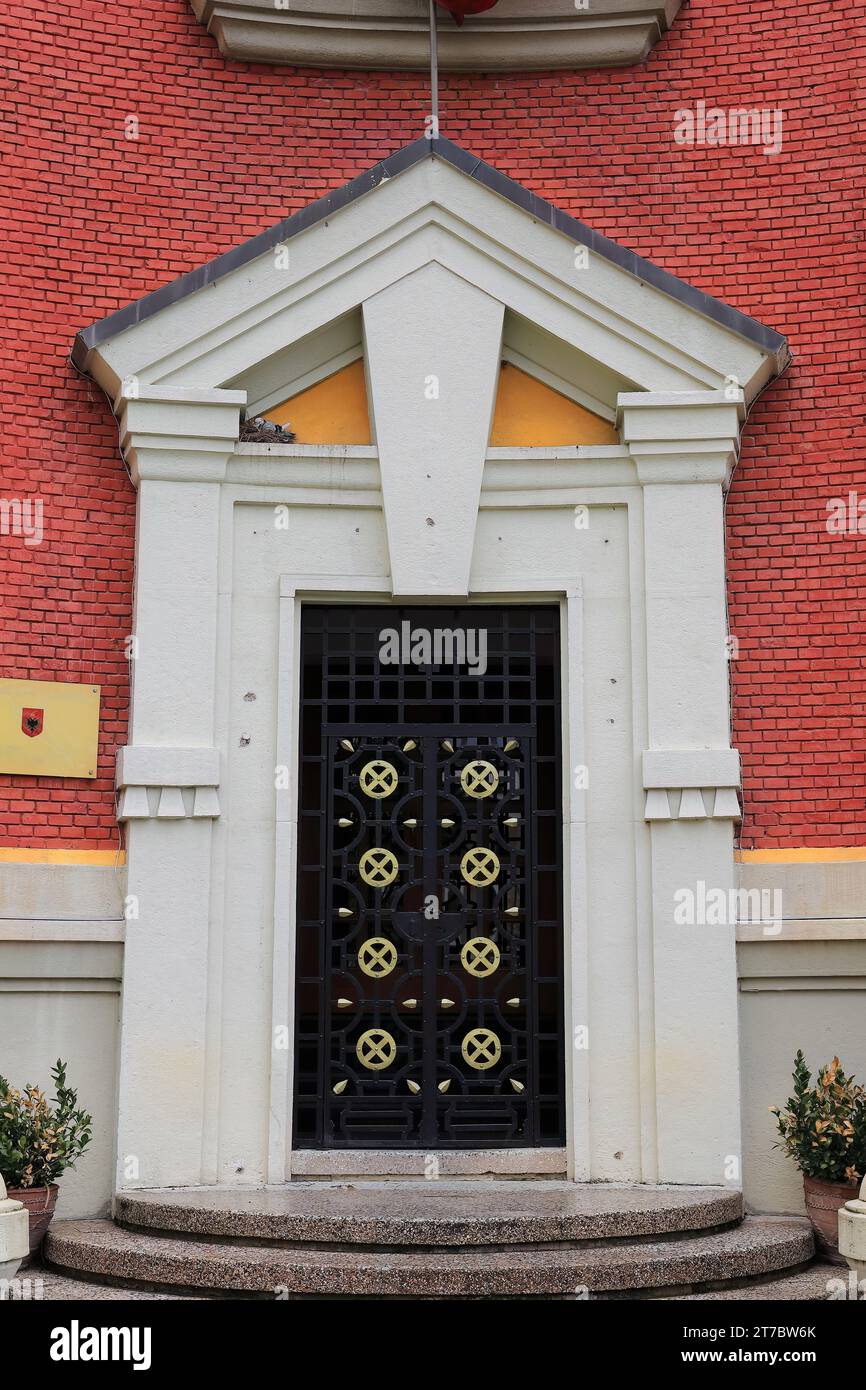 017 edificio del Ministero del Turismo e dell'ambiente in stile neorinascimentale italiano, zona a sud di piazza Skanderbeg. Tirana-Albania. Foto Stock