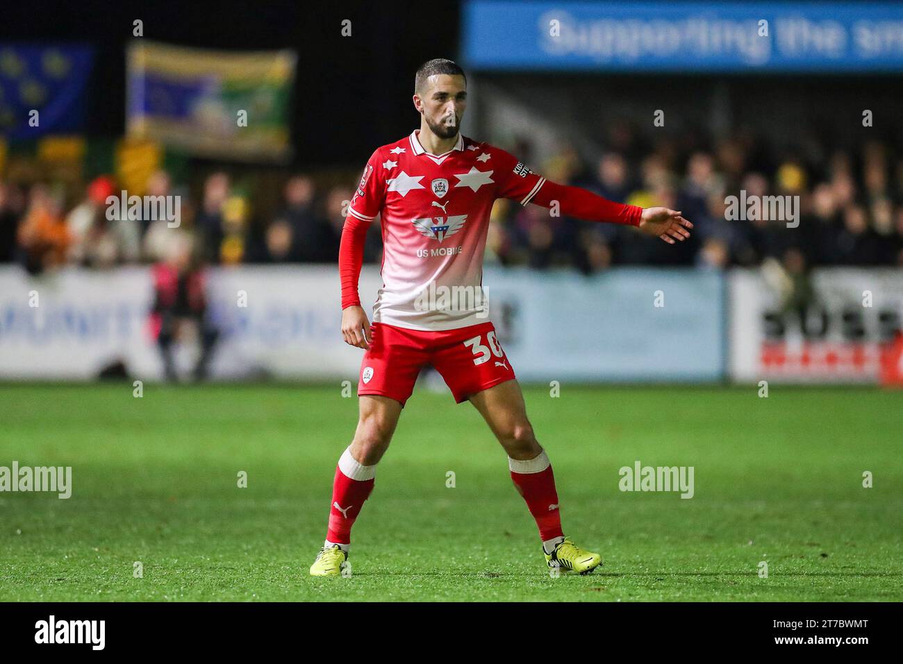 Horsham, Regno Unito. 14 novembre 2023. Il centrocampista di Barnsley Adam Phillips (30) gesti durante la partita di replay del primo turno Horsham FC vs Barnsley FC Emirates fa Cup al Camping World Community Stadium, Horsham, Inghilterra, Regno Unito il 14 novembre 2023 crediti: Every Second Media/Alamy Live News Foto Stock