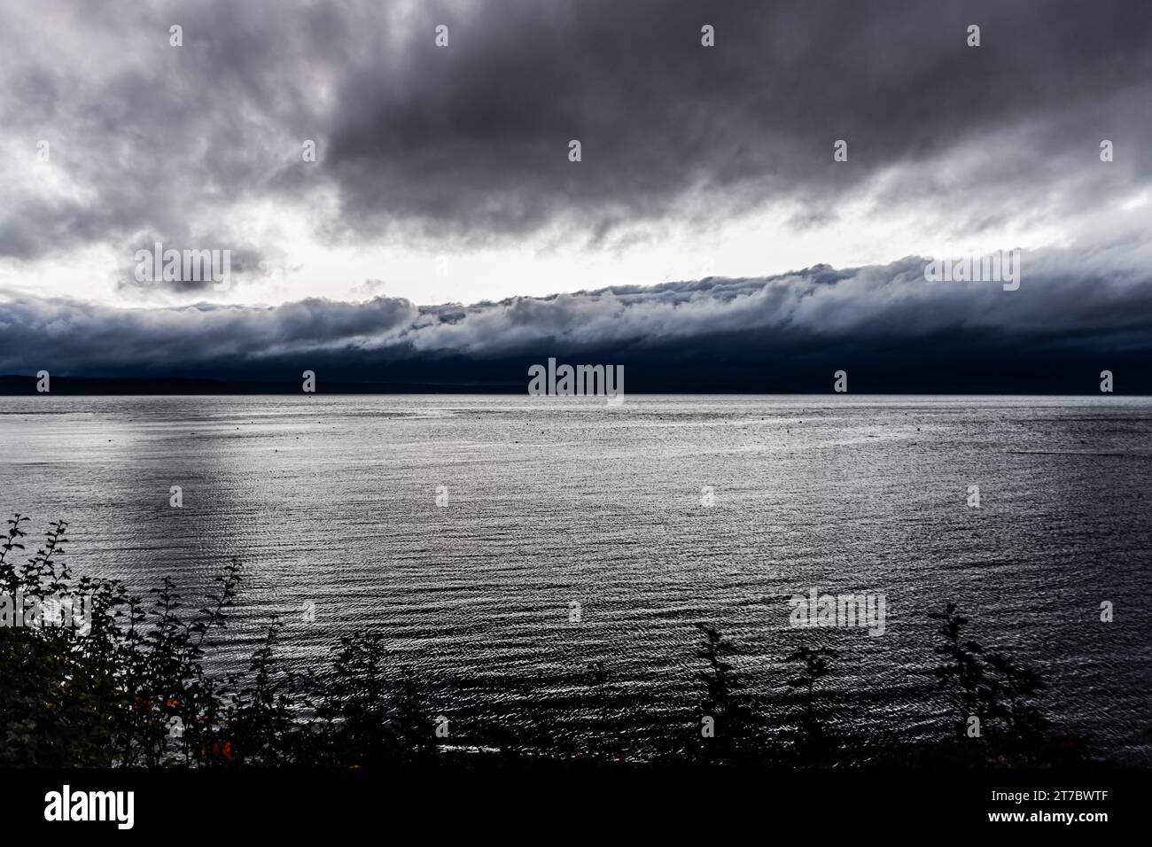 Paesaggio del lago scuro. Vista panoramica sul clima tempestoso. Paesaggio malinconico. Giornata piovosa vicino al lago. Foto Stock
