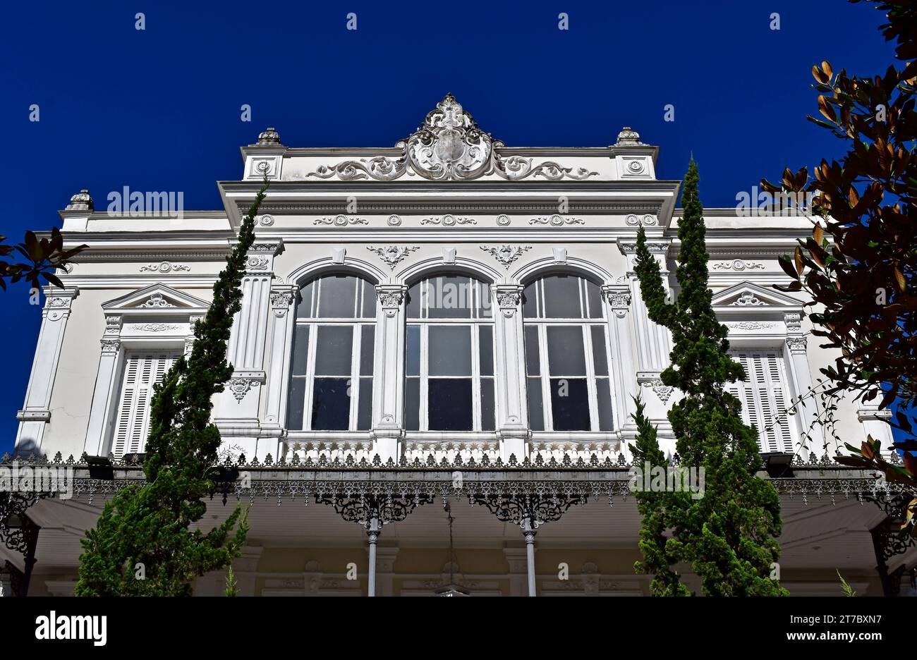 Facciata della casa bianca nel centro di Petropolis, Rio de Janeiro, Brasile Foto Stock