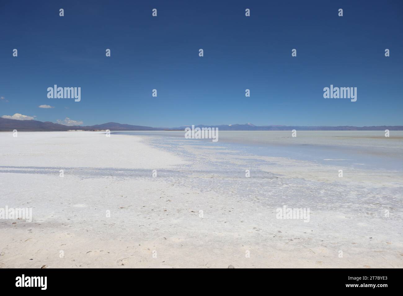 4 gennaio 2022; Salinas Grandes, Jujuy, Argentina. Vista generale di Salinas Grandes, un luogo molto famoso in Argentina per l'estrazione del litio Foto Stock