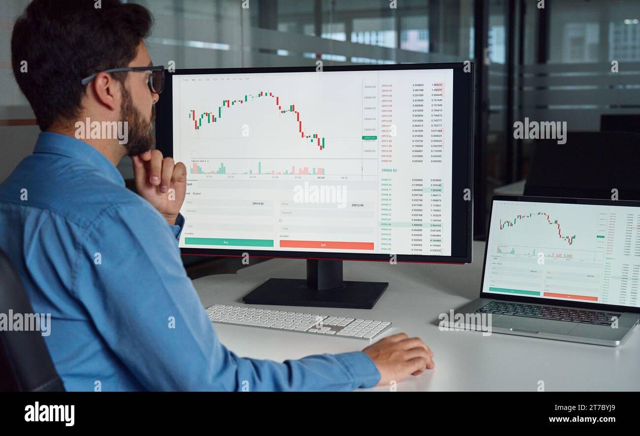 Imprenditore trader crypto investor che analizza il mercato azionario utilizzando il computer. Foto Stock