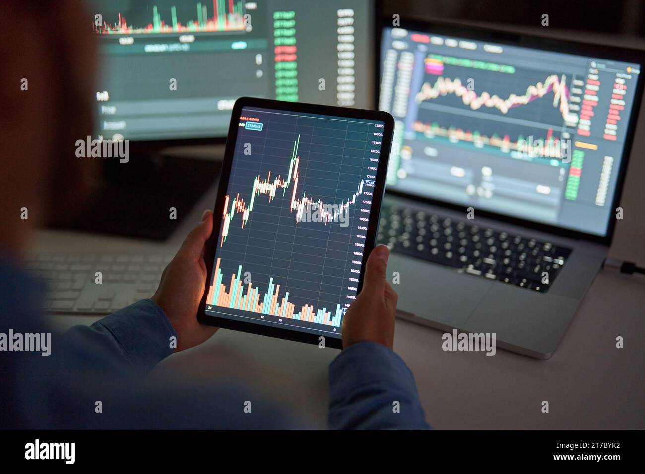 Piattaforma di negoziazione per investitori trader che analizza la piattaforma di negoziazione delle finanze digitali azionarie. Foto Stock