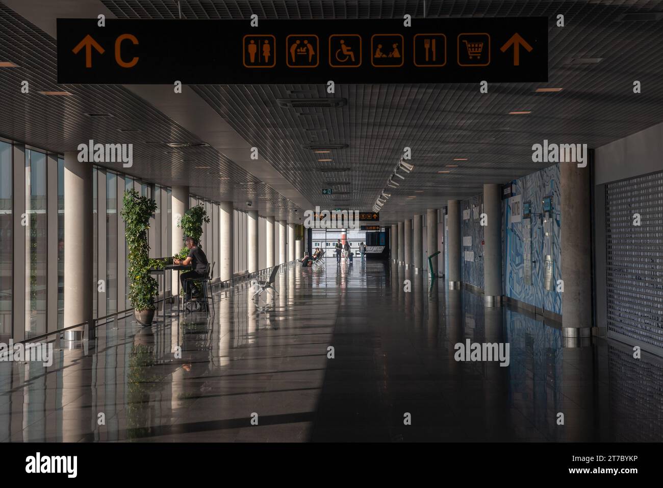 Immagine di una lobby vuota all'aeroporto di riga (Rigas Lidosta). Riga International Airport è l'aeroporto internazionale di riga, la capitale della Lettonia, e. Foto Stock
