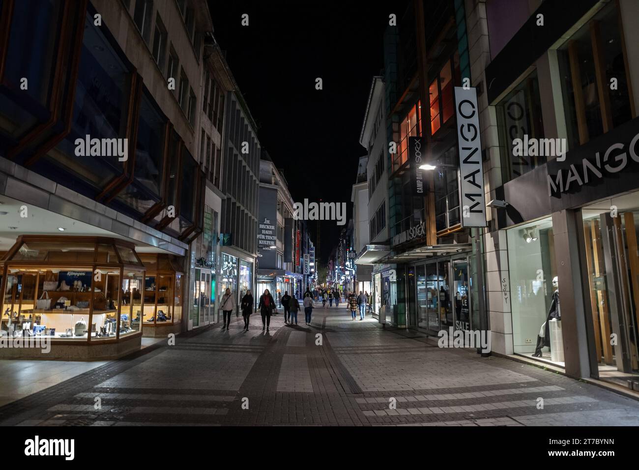 Foto di Hohe Strasse con negozi e negozi chiusi di notte a Colonia, Germania. Hohe Straße è una strada commerciale nel centro storico di Colonia, in Germania Foto Stock