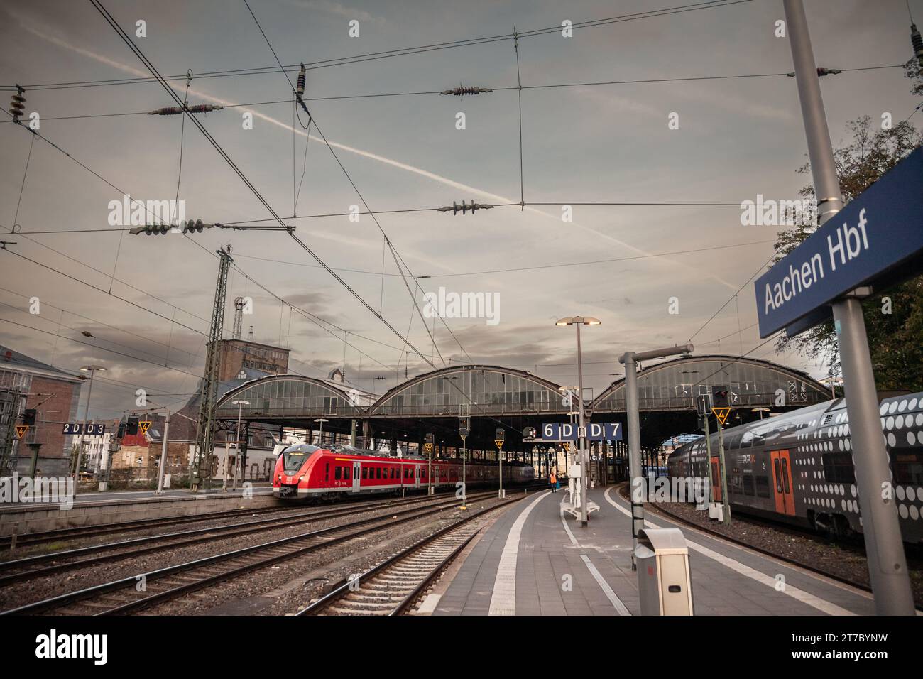 Immagine del segno a della stazione ferroviaria di Aquisgrana Hbf, . Aachen Hauptbahnhof è la stazione ferroviaria più importante per la città di Aachen, nell'estremo ovest Foto Stock