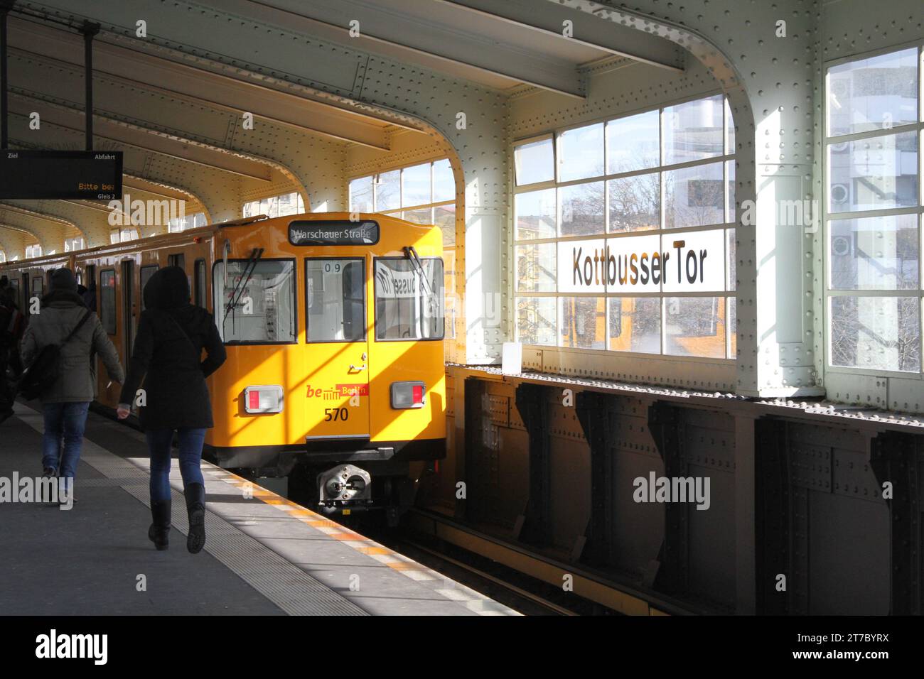 18 marzo 2018; Berlino, Germania. Formazione della U-1 che arriva alla stazione di Kottbusser Tor. Foto Stock