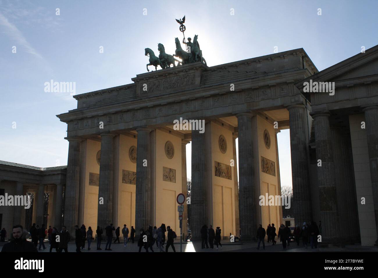 18 marzo 2018; Berlino, Germania. Sopra la porta di Brandeburgo si erge la Dea della Vittoria in un carro trainato da quattro cavalli diretti verso la cit Foto Stock