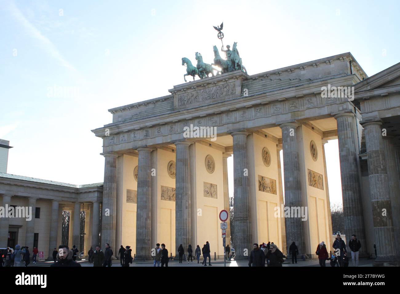 18 marzo 2018; Berlino, Germania. Sopra la porta di Brandeburgo si erge la Dea della Vittoria in un carro trainato da quattro cavalli diretti verso la cit Foto Stock