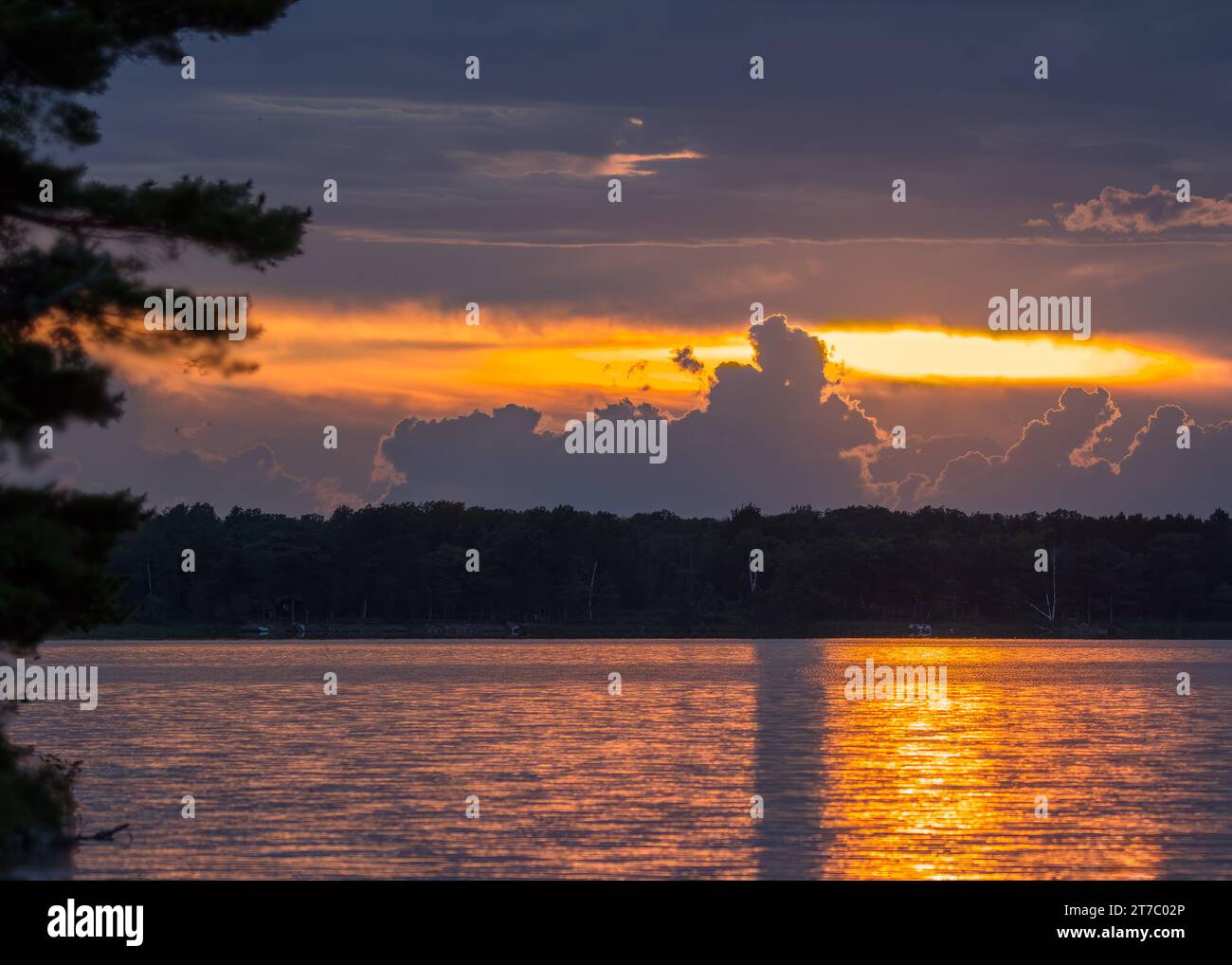 Tramonto tra le nuvole sul lago Golden hour sul lago remoto nella Chippewa National Forest, Minnesota settentrionale USA Foto Stock