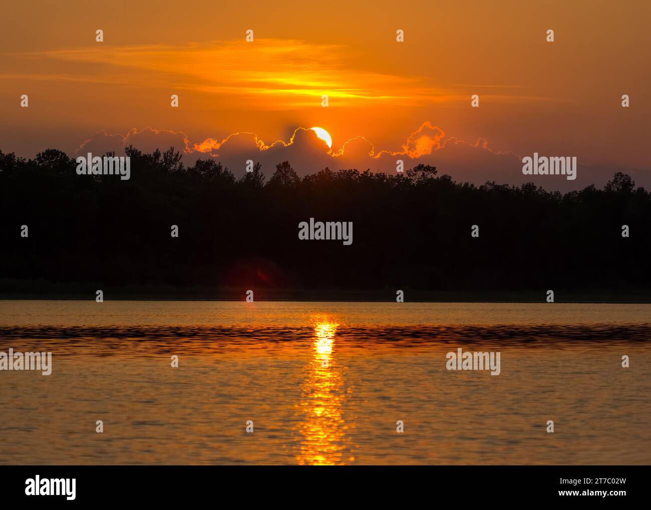 Ora d'oro al tramonto sul remoto sole del lago che sbircia tra le nuvole nella Chippewa National Forest, Minnesota settentrionale USA Foto Stock